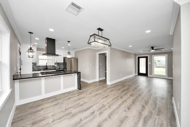 Building Photo - 10114 Fairfax St