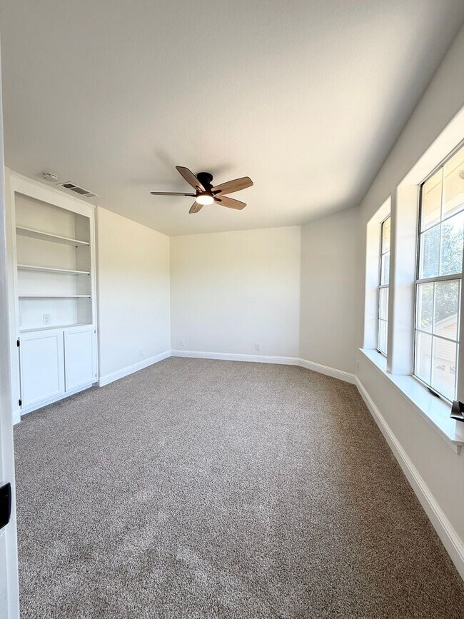 Building Photo - Pet Friendly! Walk to Downtown