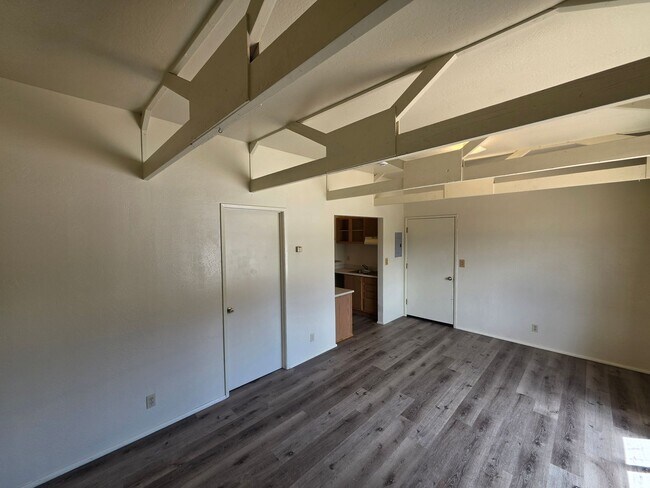Building Photo - 16 E Birch Ave
