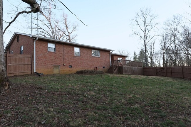 Building Photo - $500 OFF FIRST FULL MONTH- 3 Bedroom / 2 Bath Home  in South Knoxville- Lawncare included!