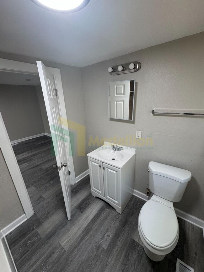 Building Photo - Beautifully Remodeled 4BR/2BA Home with Sp...