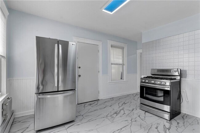 Building Photo - 135 Illinois St