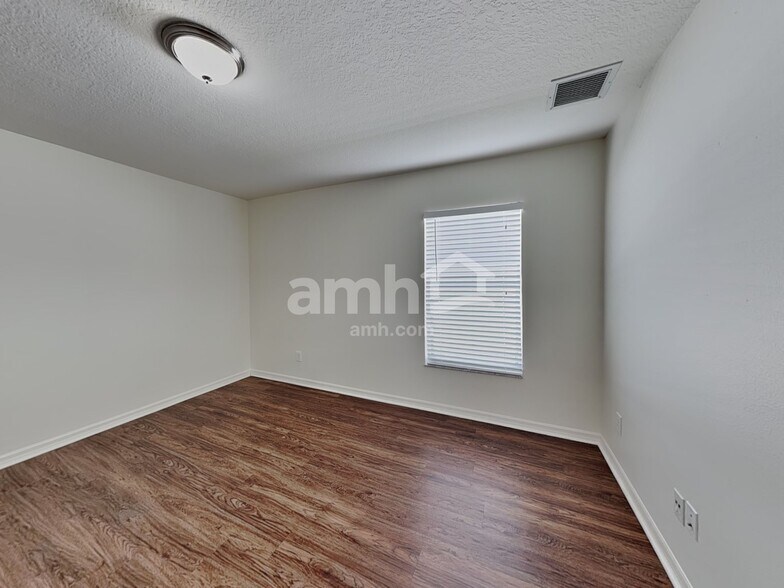 Building Photo - 5731 NW Zenith Dr