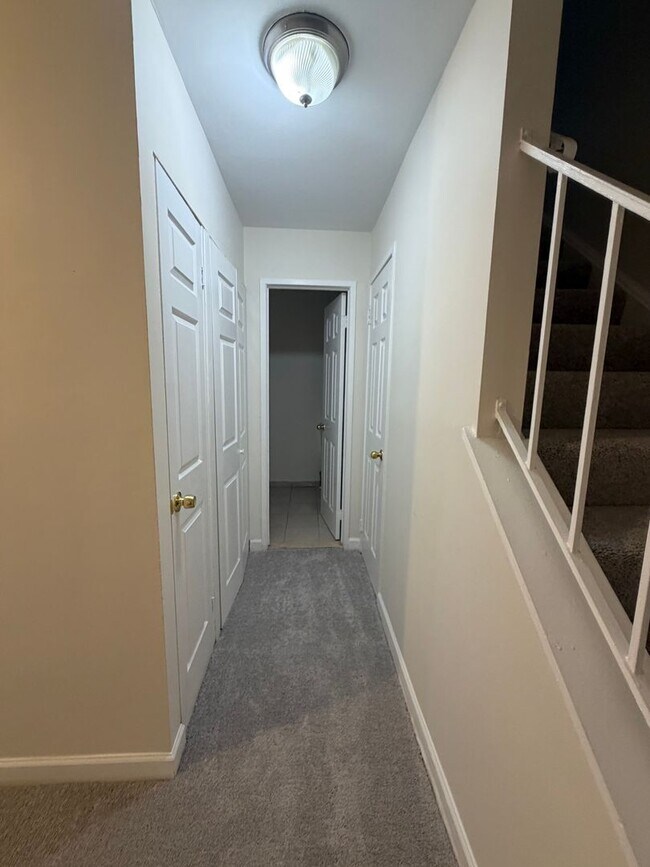 Building Photo - 3 LEVEL TOWNHOUSE WITH 3BEDROOMS AND 2 FULL BATHS