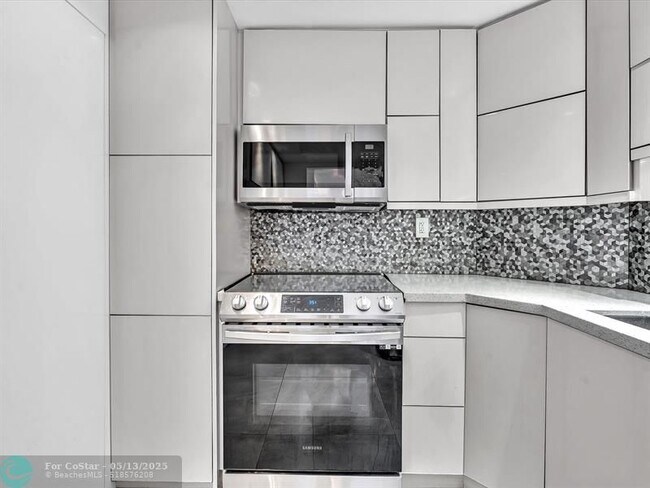 Building Photo - 300 Bayview Dr