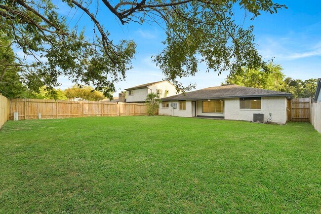 Building Photo - 2322 Aprilmont Dr