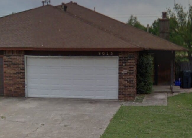Building Photo - 9023 N Rockwell Dr