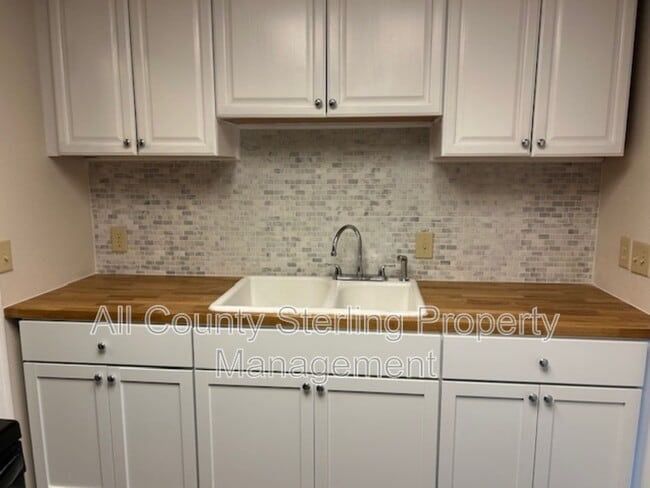Building Photo - 1848 Howland Blvd