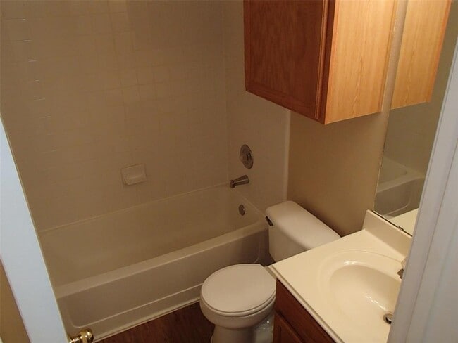 Building Photo - 208 Juniper Dr