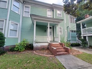 Building Photo - 2 Bedroom, 2 Bathroom Victorian style Midtown Home With Two Balconies!
