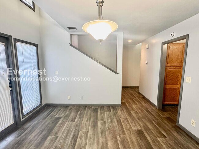 Building Photo - 1327 S Lawton Ave