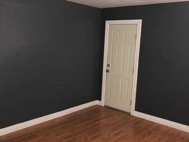 Building Photo - "Charming 3-Bed Gem with Granite & Hardwoo...
