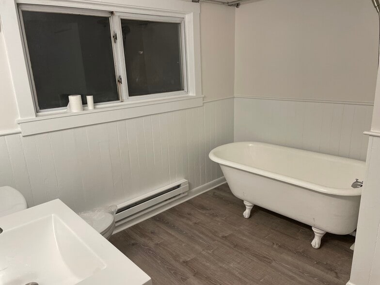 183B tub - 183 Washington St