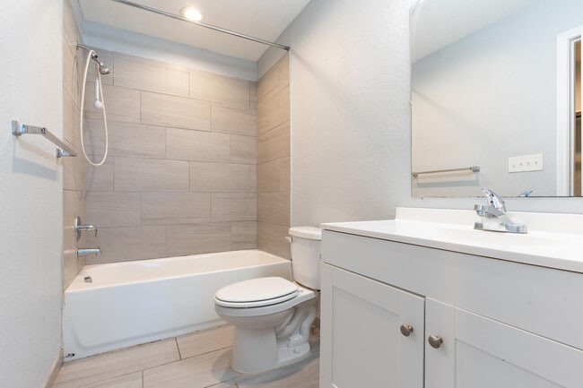 Building Photo - 6918 Crestway Dr