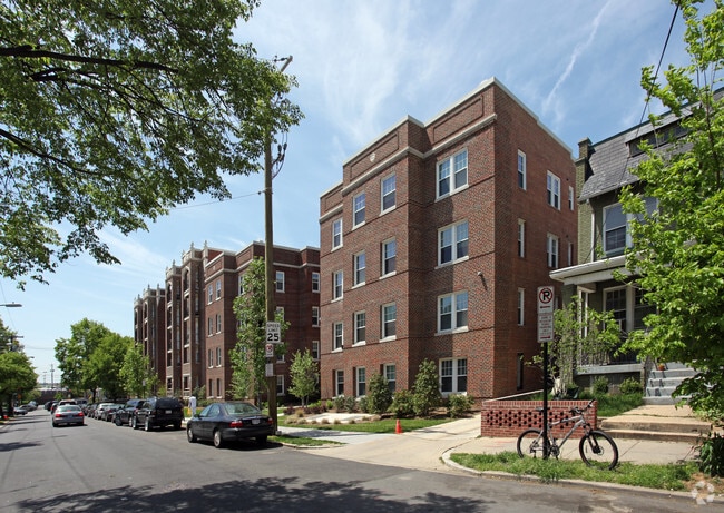 Primary Photo - Dahlgreen Courts