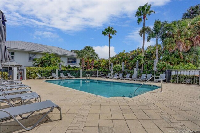 Building Photo - 3651 NE Pineapple Ave