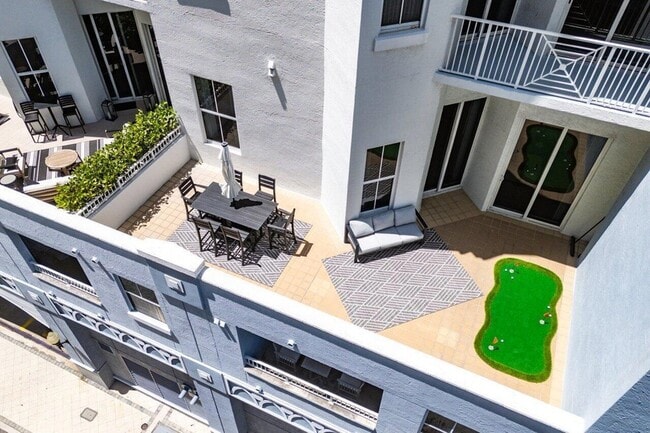 Building Photo - 255 Evernia St