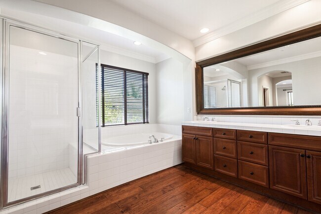 Building Photo - Beautiful 5 bedroom/ 3 Bath Miraleste home...