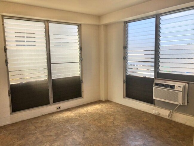Building Photo - Central Location with Free Utilities!