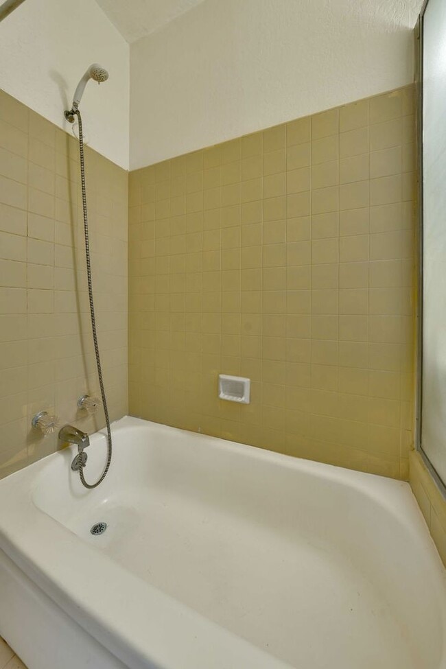 Building Photo - Charming Midtown 1-Bedroom Apartment with ...
