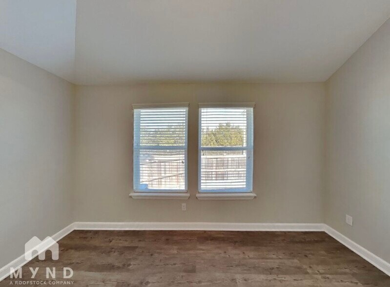 Building Photo - 1001 Merlin Dr