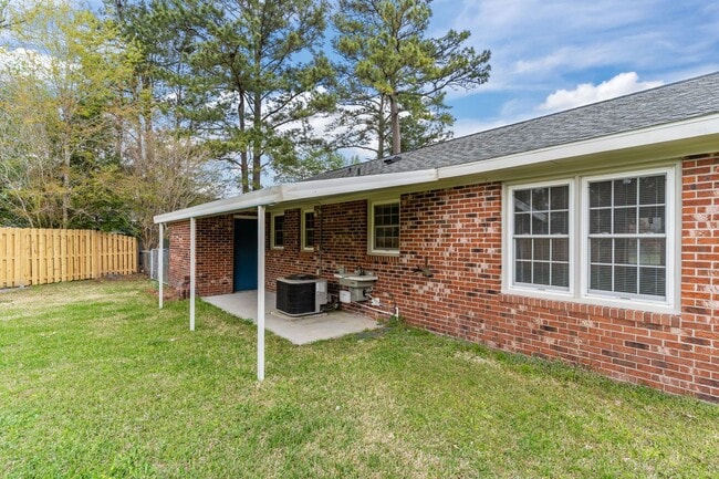 Building Photo - Pet-Friendly | Large Fenced Yard in North Wilmington