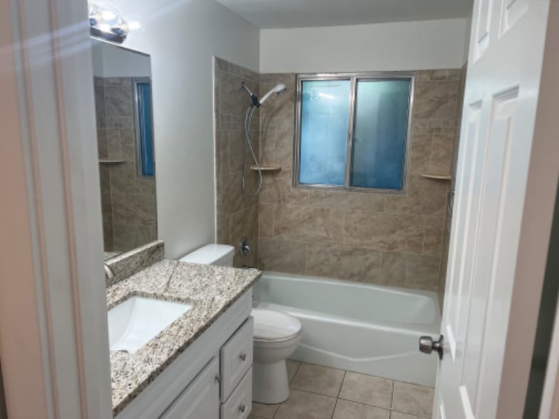 Building Photo - 111 Center St