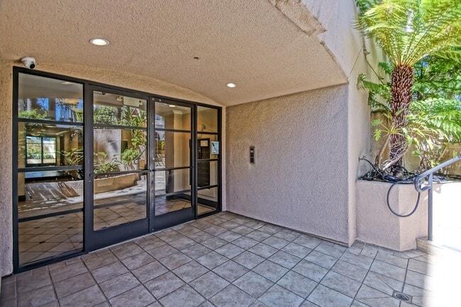 Building Photo - **Move in Special $1000 Off Third Months Rent** Remodeled Corner 3+2 Unit with Luxury Finishes Ne...