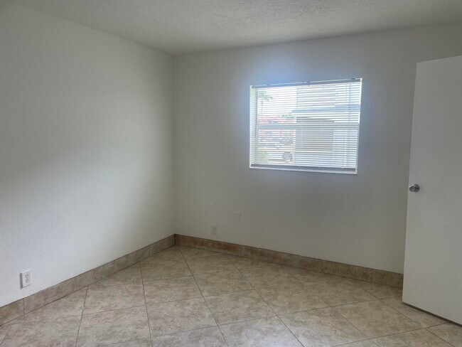 Building Photo - 486 Saxony Dr