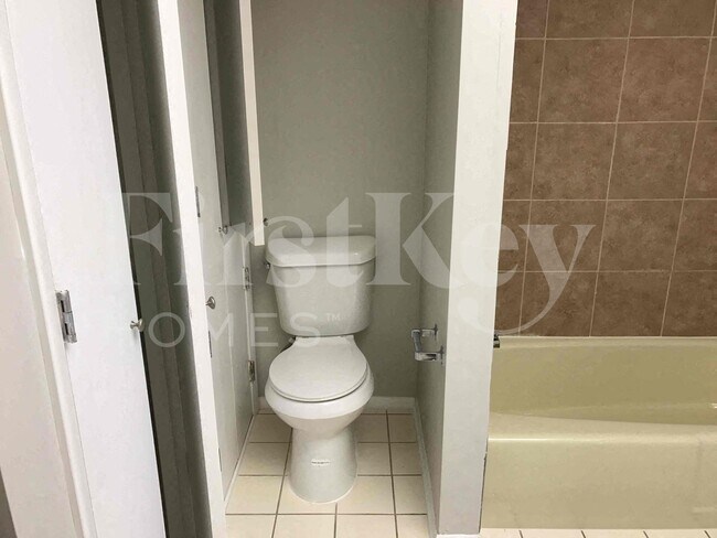 Building Photo - 3922 SE 2nd Ave