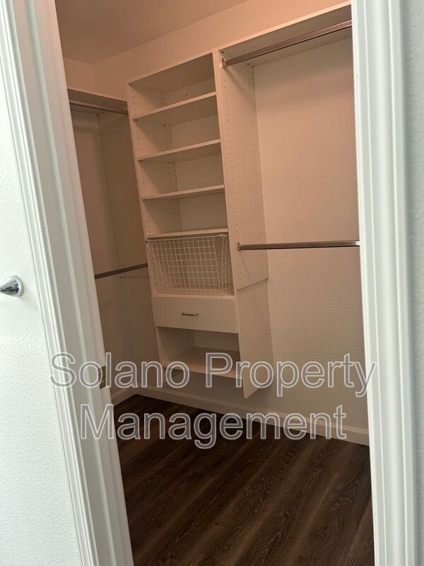 Building Photo - 542 Fiesta Ct