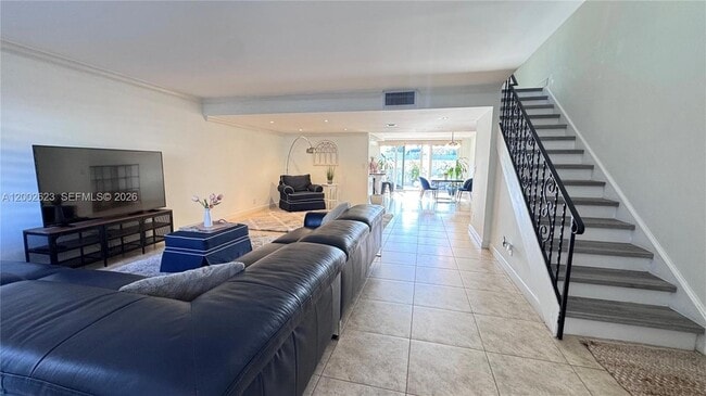 Building Photo - 903 NE 27th Ave