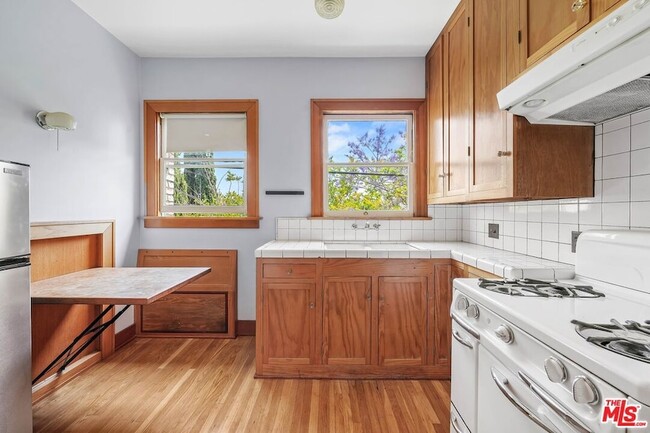 Building Photo - 5121 1/2 Eagle Rock Boulevard Unit B