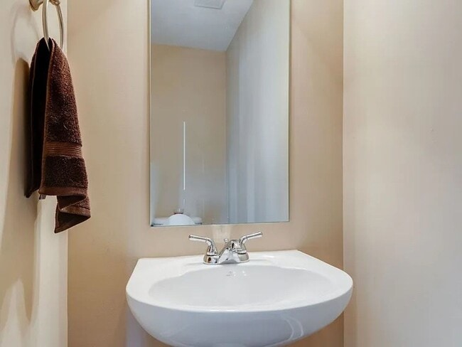 Building Photo - 3 Bed 2.5 Bath Luxury Townhome