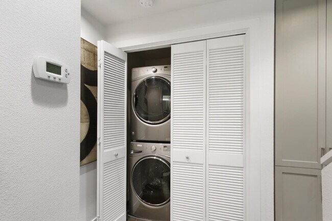 Building Photo - Gorgeous townhouse
