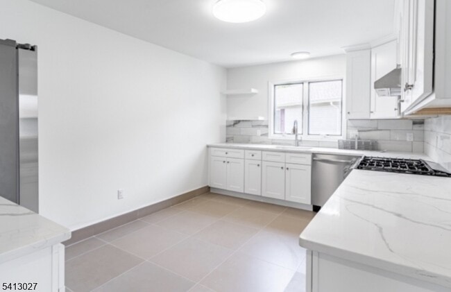 Building Photo - 2 Willow Wood Ct