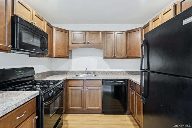 Building Photo - 37 Weatherby Ln