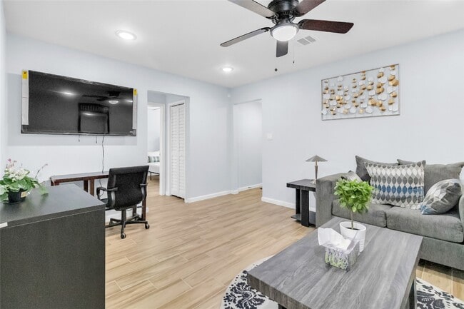 Primary Photo - 5815 Schevers St