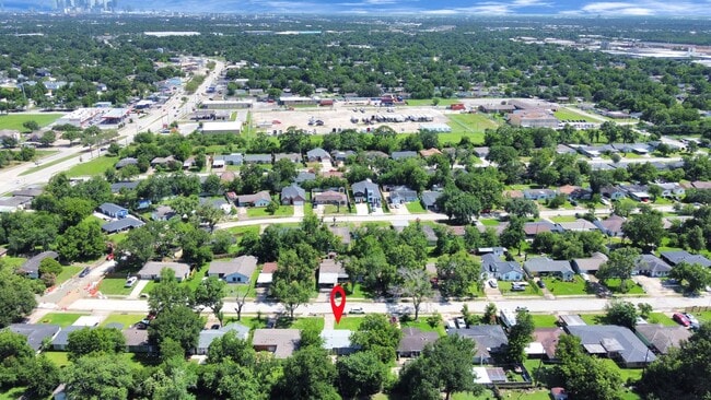 Building Photo - 5738 Kenilwood Dr