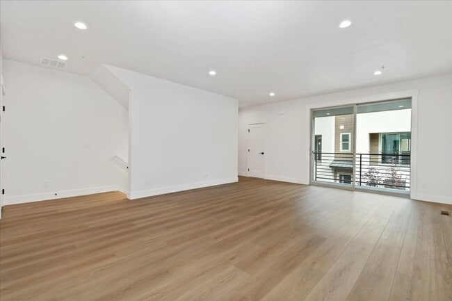 Building Photo - BRAND NEW 3 bed 3.5 bath townhouse