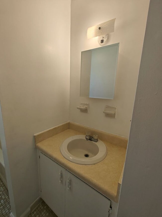 Building Photo - 2 bedroom home