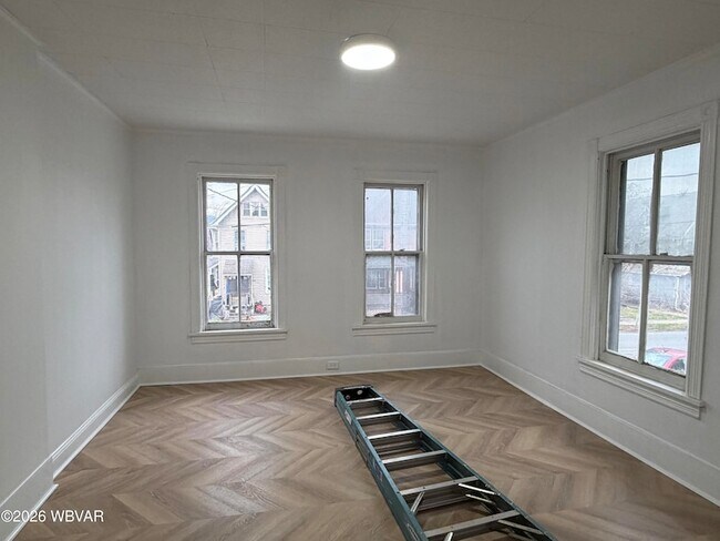 Building Photo - 345 Hastings St