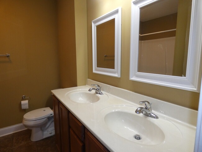 Building Photo - 627 N Edgemere Dr