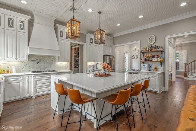 Building Photo - Oak Alley Neighborhood!