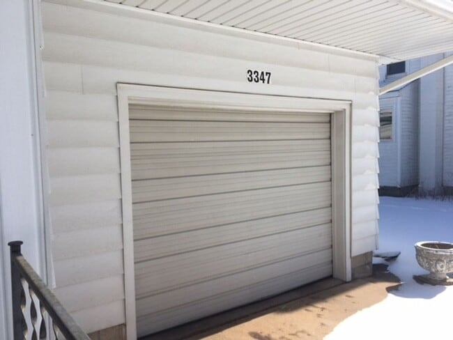 Building Photo - 3 Bedroom Home w/ Attached garage & Large basement. Washer/Dryer Included