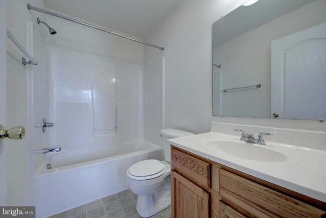 Building Photo - 5 Shady Tree Ct