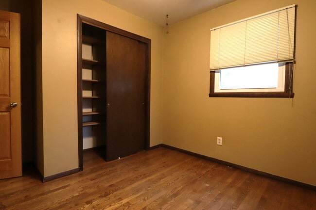 Building Photo - "Spacious 4-Bedroom 2 Bath with Finished B...