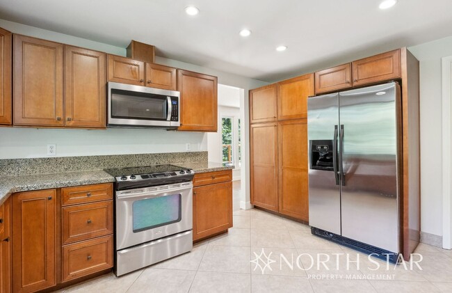 Building Photo - One Level Living in Lake Oswego