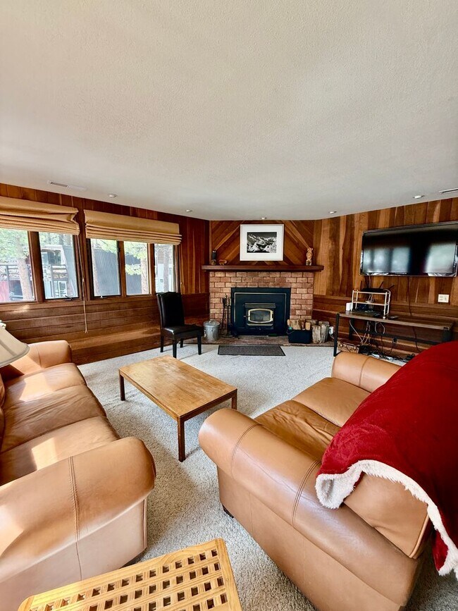 Building Photo - Furnished 3BD/2BA Near Eagle Lodge | Sunny Deck | Wood-Burning Fireplace | Garage
