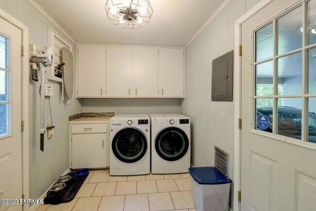 Building Photo - 108 Frances Ave